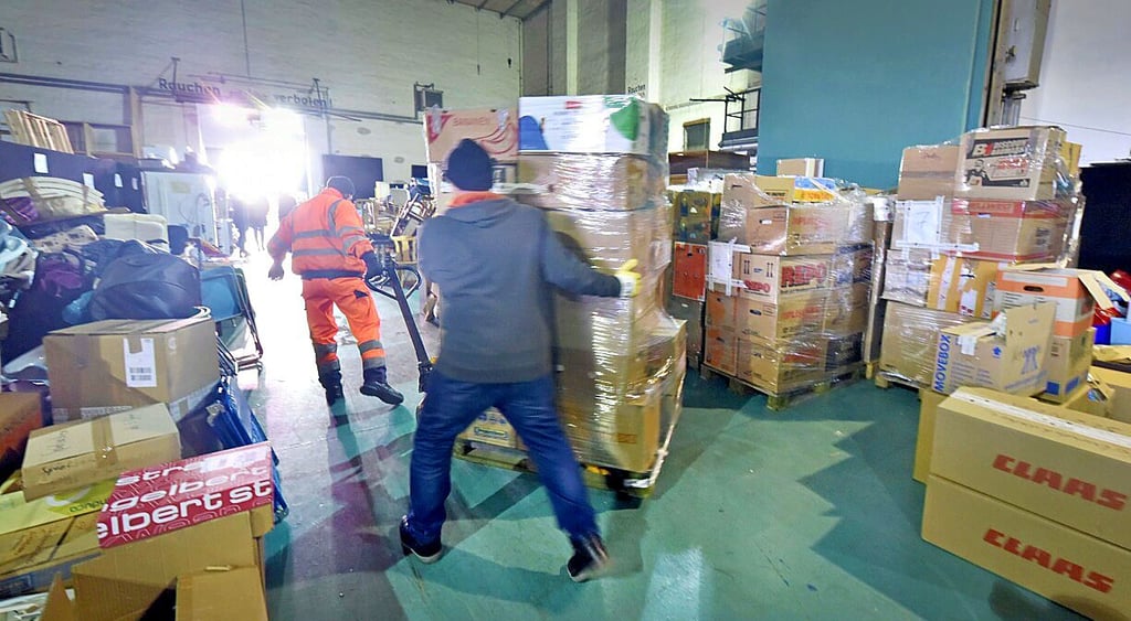 Der Bitterfelder Kulturpalast ist derzeit ein großes Spendenlager.