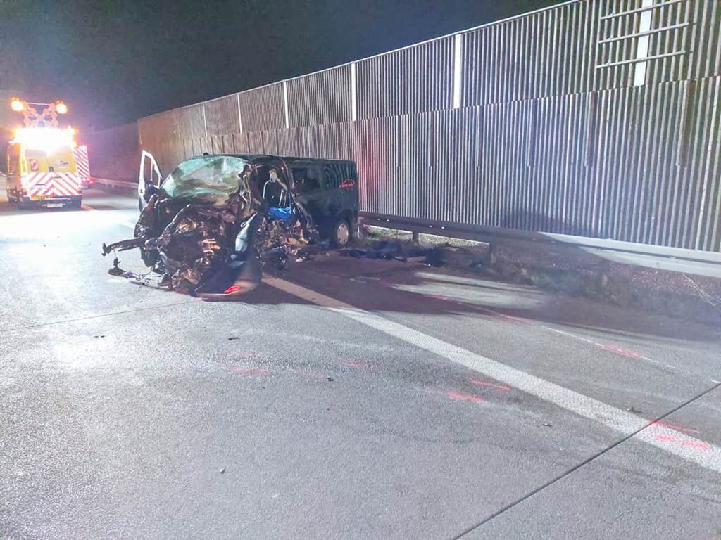 Das Fahrzeug auf der Autobahn A5 ist nach einem Zusammenstoß völlig zerstört.