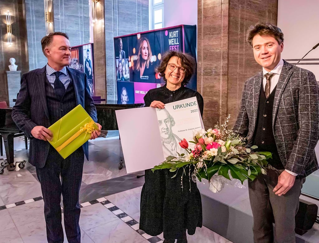 Im Rahmen des Kurt-Weill-Festes wurde der Moses-Mendelssohn-Preis vergeben. Preisträgerin ist Prof. Dr. Grazyna Jurewicz, ihr gartulieren Laudator Prof. Dr. Cord-Friedrich Berghahn (l.) und Dessaus OB Robert Reck.