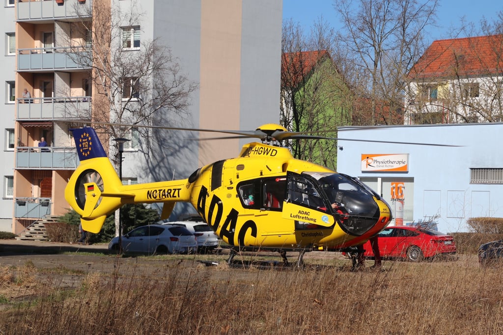 Auch ein Rettungshubschrauber war im Einsatz. Über die Zahl der Verletzten ist noch nichts bekannt.
