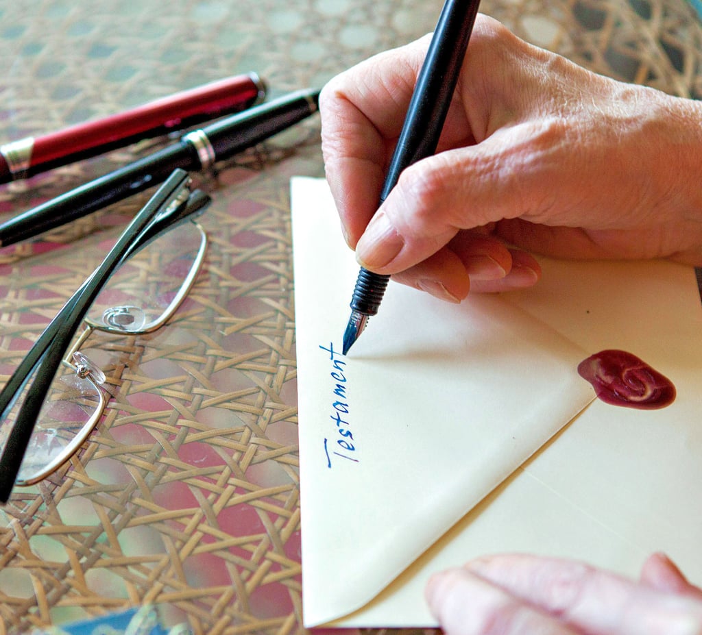 Ein handschriftliches Testament muss vom Erblasser selbst mit der Hand geschrieben und unterschrieben werden.