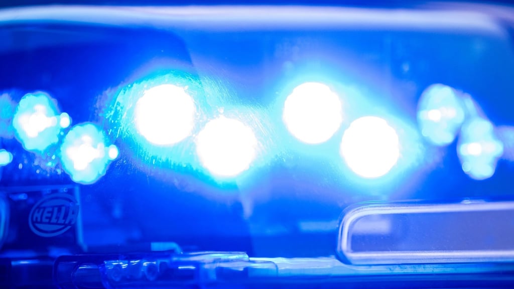 Ein Blaulicht leuchtet auf dem Dach einer Polizeistreife.