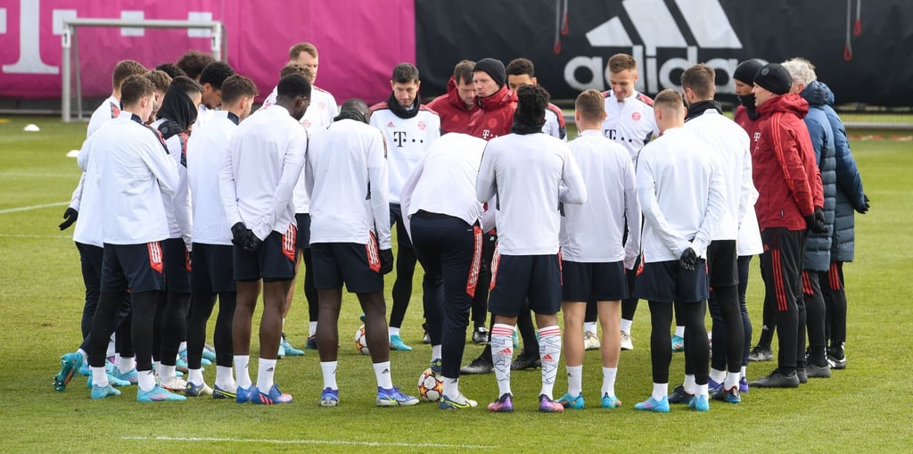 Bayern-Coach Julian Nagelsmann (M) schwört sein Team auf das Rückspiel gegen RB Salzburg ein.