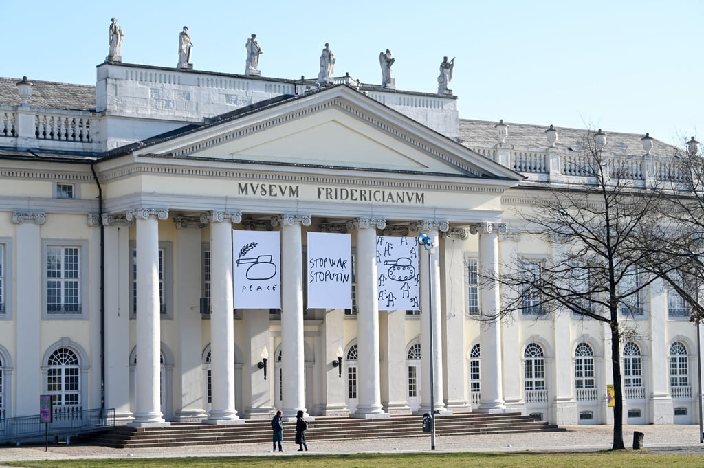 An der Fassade des Fridericianums in Kassel sind drei Motive des documenta-Künstlers Dan Perjovschi angebracht. Sie sollen ein Zeichen der Solidarität mit der Ukraine darstellen.