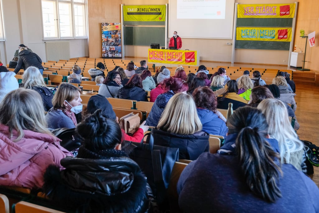 Im Hörsaal des Melanchtonanium an der Uni in Halle hatten sich 170 Erzieherinnen und Erzieher versammelt.