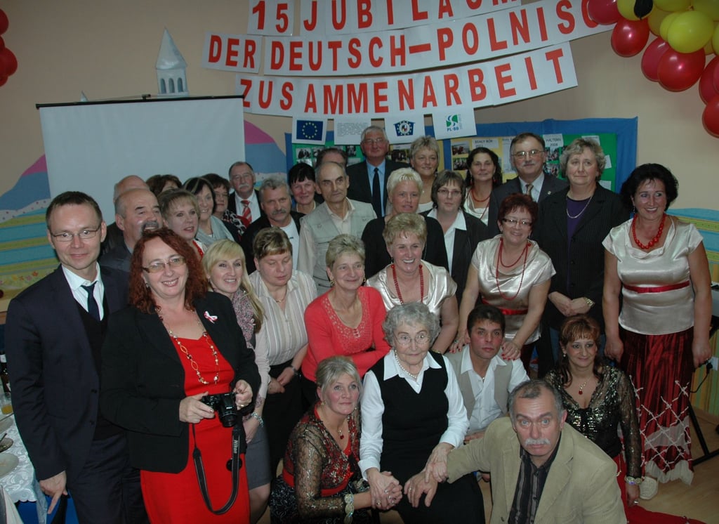 Das Foto entstand vor fast zehn Jahren bei einem Jubiläum: Erika Schirmer (von MItte), die Autorin des in der DDR allbekannten Liedes von der kleinen weißen Friedenstaube, stammt aus dem polnischen Nietkow, einem Ortsteil der Klietzer Partnerstadt Czerwiensk.