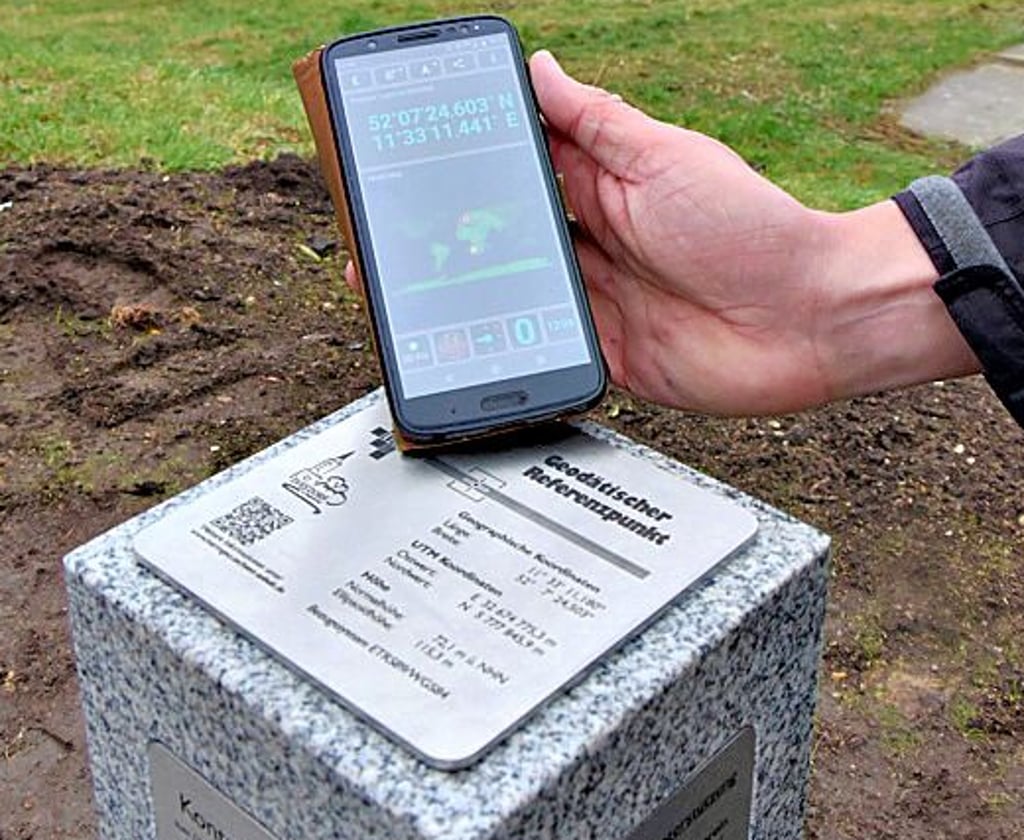 Mit Hilfe eines geodätischen Referenzpunktes lässt sich in Magdeburg-Diesdorf die Genauigkeit von GPS-fähigen Smartphones überprüfen.