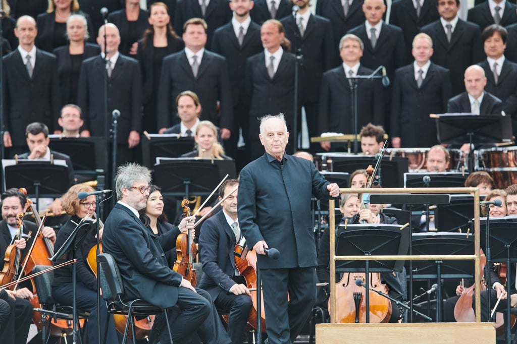 Daniel Barenboim mit der Staatskapelle Berlin und dem Staatsopernchor 2021 auf dem Bebelplatz.