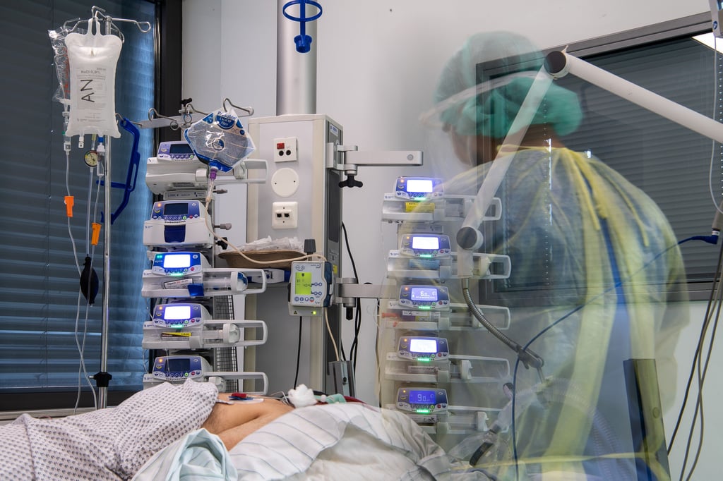 Ein Pfleger steht auf der Intensivstation für Corona-Patienten (Symbolbild)
