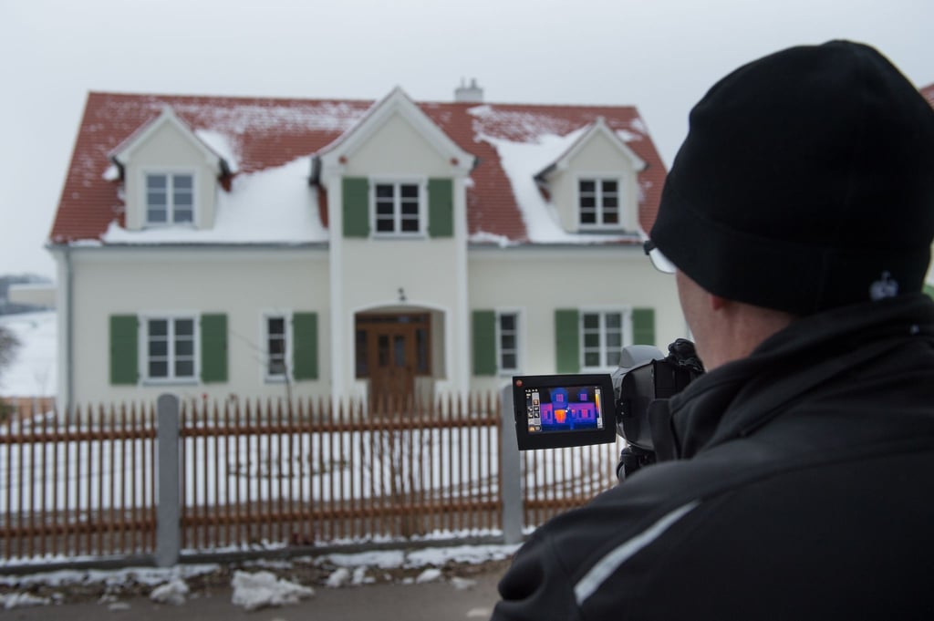 Bewölkter Himmel und Minusgrade sind perfekt für die Thermographie-Aufnahmen vom Haus.