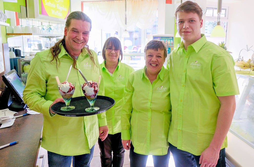 Chef Janko Rczadki (links) hat mit seinem Team zur Eröffnung des Eiscafés „Paradies“ in Jessen Nord viele Kundenwünsche zu erfüllen.