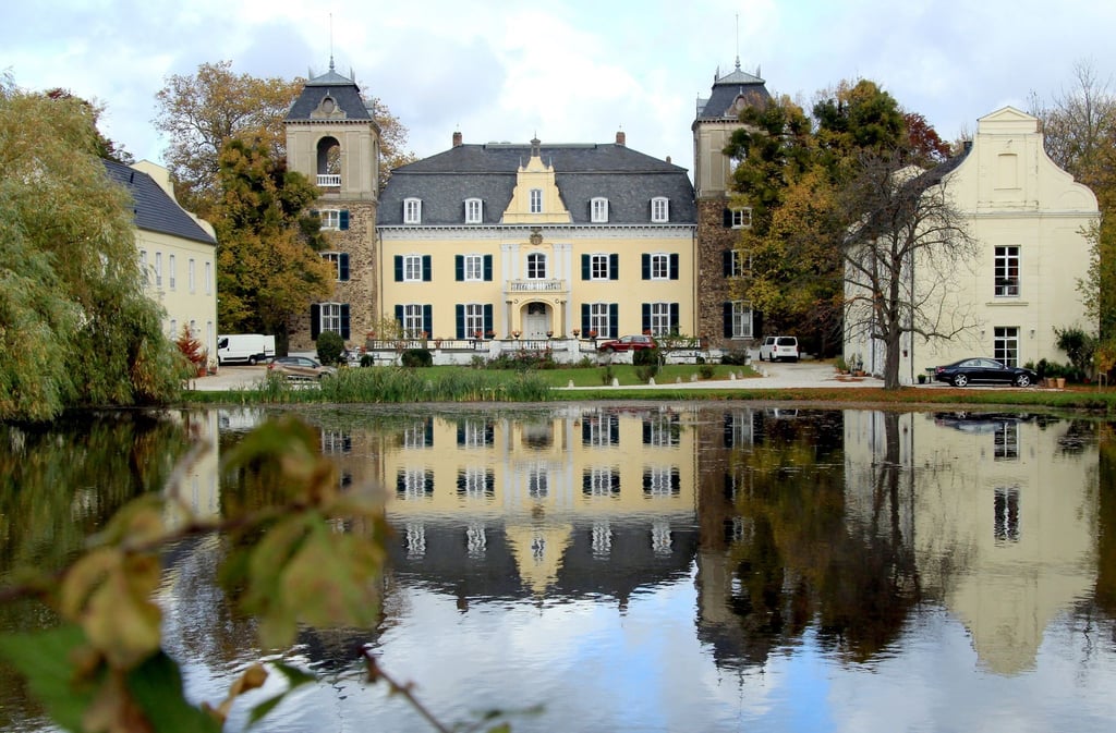 Die Burg Flamersheim ist heute Anziehungspunkt für Feinschmecker: Ein Sternerestaurant befindet sich in den alten Gemäuern.