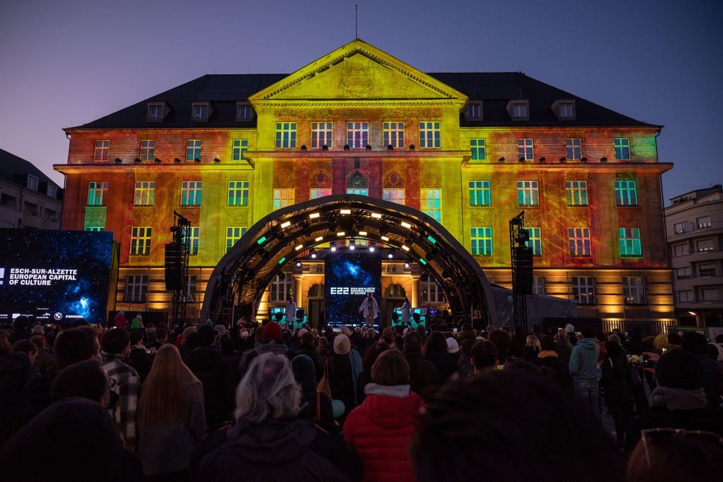 Das Rathaus in Esch-sur-Alzette wird bei der Eröffnung der Stadt als Kulturhauptstadt Europas farbenprächtig angestrahlt.