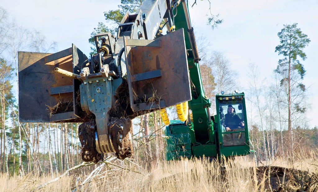 Robuste Technik schafft in der Annaburger Heide in wenigen Augenblicken, wozu Arbeitskräfte mit anderer Technik deutlich länger benötigen würden.