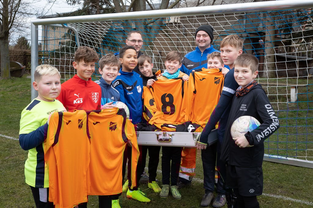 Die D-Junioren der Spielgemeinschaft Kretzschau- Droyßig haben durch Sponsoring der Kindersachenbörse neue Trikot-Sets erhalten.