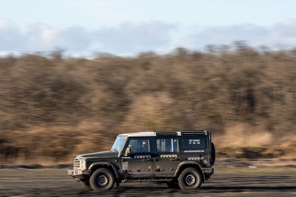 Für Fahrten weit abseits des Asphalts: Der Ineos Grenadier ist ein waschechter Geländewagen und zitiert formal eine Ikone dieser Gattung.