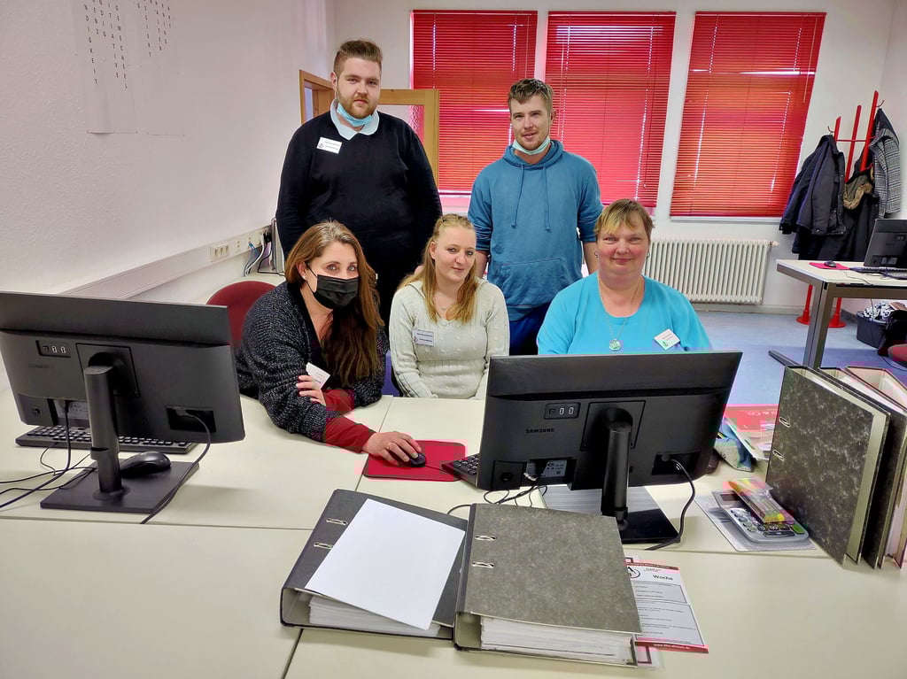 In der Kaufmännischen Stufenausbildung bei Kathrin Klemm (sitzend links) lernen derzeit sechs Frauen und Männer im Alter von 24 bis 52 Jahren. Auf dem Foto sind Fabian und Marvin (hinten) sowie Viktoria und Beatrice zu sehen.