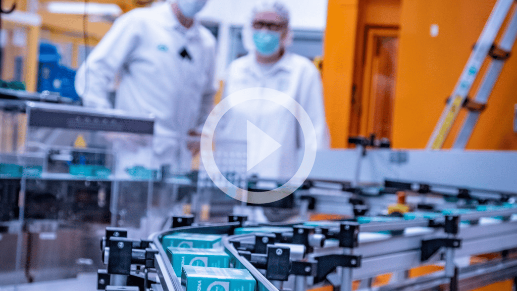Tabletten vom Fließband: Die Aspirin-Produktion in Bitterfeld-Wolfen läuft zu 90 Prozent automatisch ab. Das ermöglicht es dem Werk, große Teile der Welt mit dem Medikament zu versorgen.