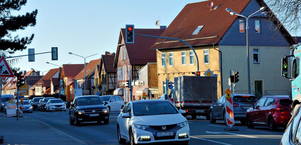 Vor allem während des Feierabend-Verkehrs müssen Autofahrer an der Kreuzung zwischen Harzklinikum und Waldhofbad in Wernigerode Wartezeit einplanen - auch wenn der Abzweig Kantstraße seit Mitte Februar wegen Bauarbeiten gesperrt ist.