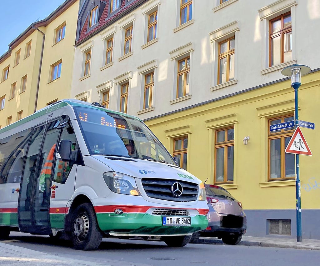 Die Kleinbusse steuern unter anderem über die Karl-Schmidt-Straße den Buckauer Bahnhof in Magdeburg an.
