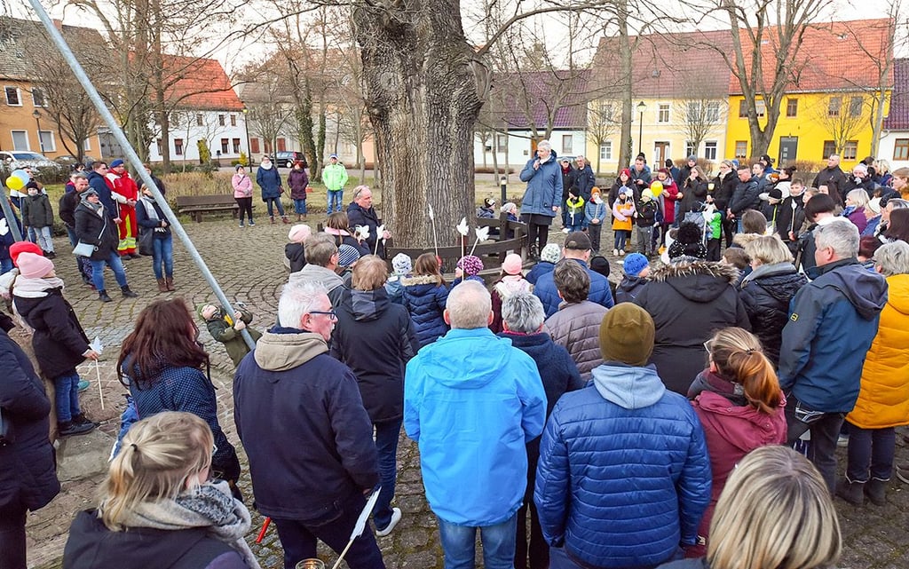 Der „Spaziergang für den Frieden“ begann mit kurzen Reden auf dem Markt in Radegast.