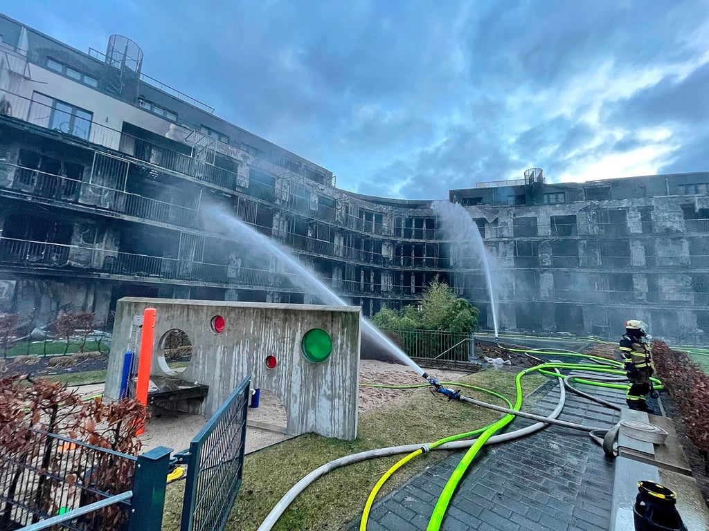 Der ausgebrannte Wohnkomplex in Essen muss abgerissen werden. Zu heftig sind die Schäden nach dem Großbrand.