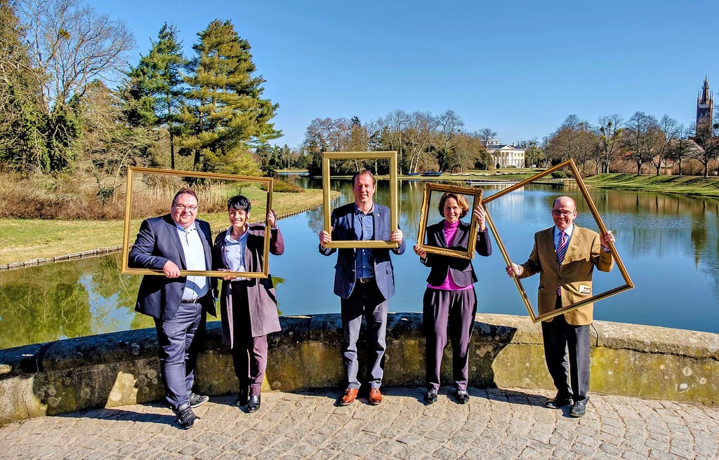 Laden zu einer besonderen Bilderrahmen-Aktion beim „Frühlingserwachen“ in Wörlitz ein (v. l. n. r.): Michael Pirl, Daniela Borngräber, Maik Strömer, Anette Froesch und Rüdiger von Schnurbein. Am Dienstag haben sie das Programm für den Saisonstart im Unesco-Welterbe Gartenreich vorgestellt.