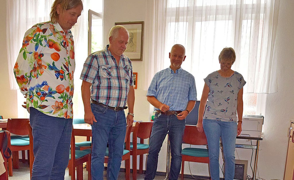 Kunstlehrer Dr. Andreas Niemeck (v.l.), Förderkreis-Vorsitzender Ingo Spiegler, Schulleiter Thomas Grießbach und Förderkreis-Mitglied Barbara Hoeft gehörten zu der Jury, die 2020 die schönsten Bilder auswählte.