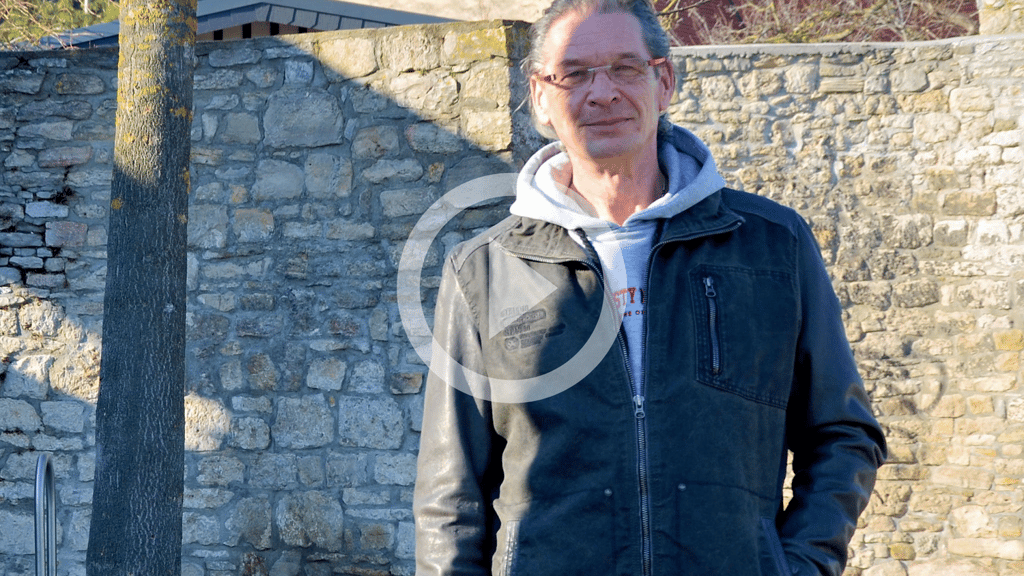 Thomas Alt wohnt in der Innenstadt von Staßfurt und blickt von seinem Balkon auf den Benneckeschen Hof. Der große Platz, der von der alten Stadtmauer umgeben  ist, ist sein Lieblingsort in Staßfurt.