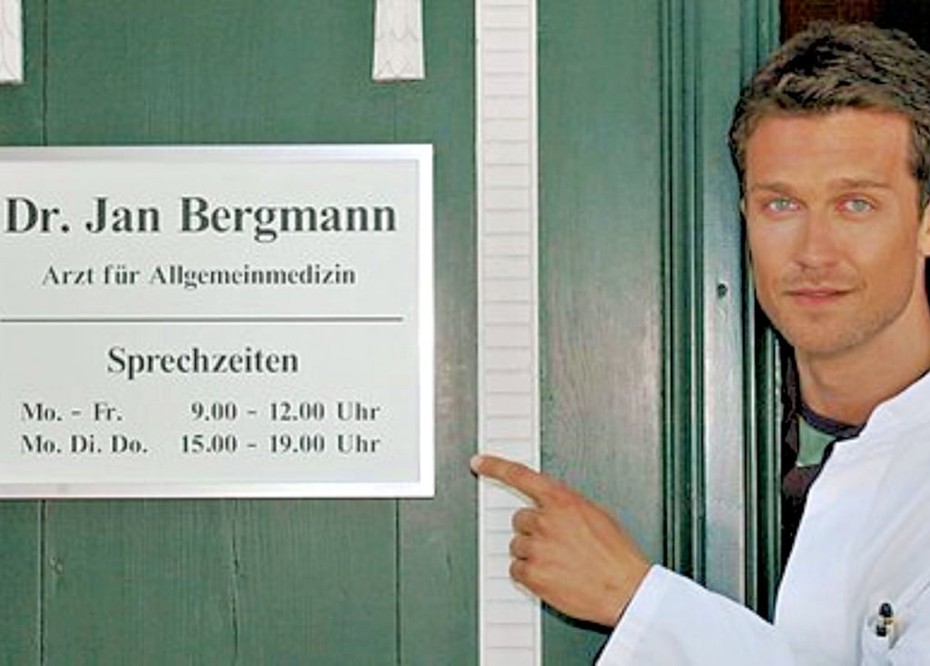 Dort ist beziehungsweise war die Welt in Ordnung: Bei ZDF-Landarzt Jan Bergmann alias Wayne Carpendale, der in Deekelsen praktizierte, war Ärztemangel kein Thema. Eine solche Versorgungsidylle wünschen sich die Patienten hierzulande auch.