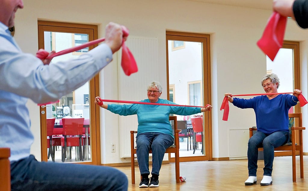Sylke Kühling (eHFa) und Kursteilnehmerin Gisela Braumann im Mehrgenerationenhaus eHFa beim Alltagstraining.