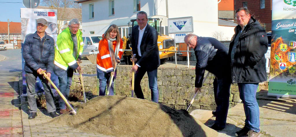 Planer Uwe Daul, Stefan Gehrke von Berding Beton, Bauleiterin Beate Otto, Bürgermeister Gerald Fröhlich, Ortsbürgermeister Armin Lidke und Bauamtsleiter Sven Scharfe beim symbolischen ersten Spatenstich in der Danstedter Wasche.