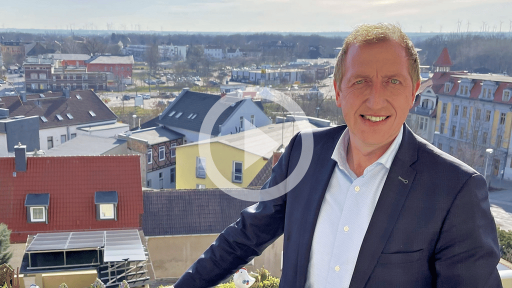 Vom Balkon seiner Schwiegermutter am Schäfereiberg in Staßfurt hat Oberbürgermeister Sven Wagner einen Panorama-Blick über die Stadt. Darum ist hier auch einer seiner Lieblingsplätze.