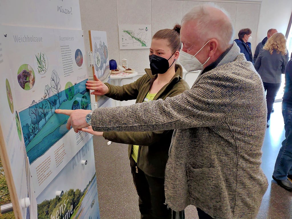 Klaus Heidrich, Vorsitzender des Fördervereins „Naturschutz im Elb-Havel-Winkel“, studiert zusammen mit Jella Schnirch, Mitarbeiterin im Haus der Flüsse, die an den Rückseiten von „Bäumen“ angebrachten Informationstafeln.