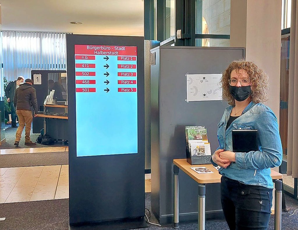 Büro-Leiterin Anja Deter im neuen Wartebereich des Halberstädter Bürgerbüros.