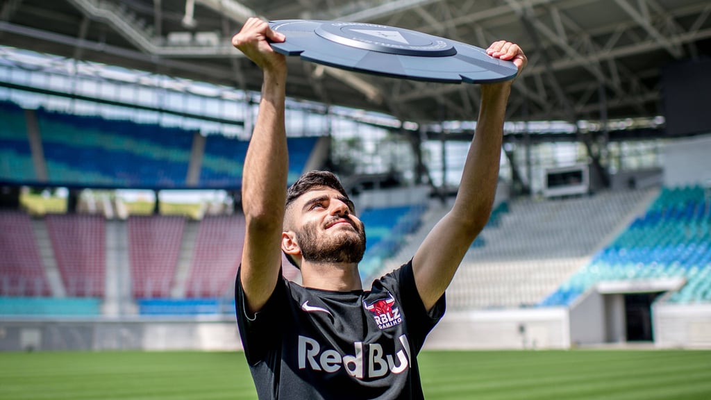 RBLZ-Star Umut Gültekin mit der Einzelspieler-Meisterschale