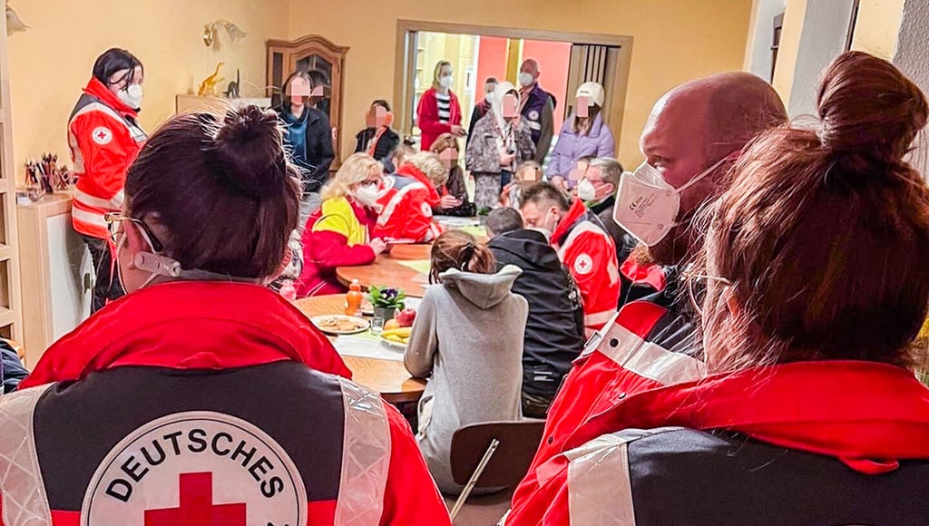 Mitten in der Nacht nimmt der DRK-Kreisverband in Naumburg 16 geflüchtete Ukrainerinnen in der Notunterkunft in der Halleschen Straße auf.