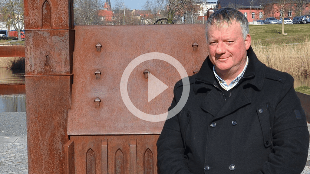 René Zok will wieder ins Staßfurter Rathaus. Einer seiner Lieblingsplätze ist der Stadtsee, welcher während seiner Amtsperiode als Oberbürgermeister (2008-15) entstand. Am St.-Johannis-Modell des einstigen Wahrzeichens der Stadt demonstriert er eine weitere Verbundenheit.