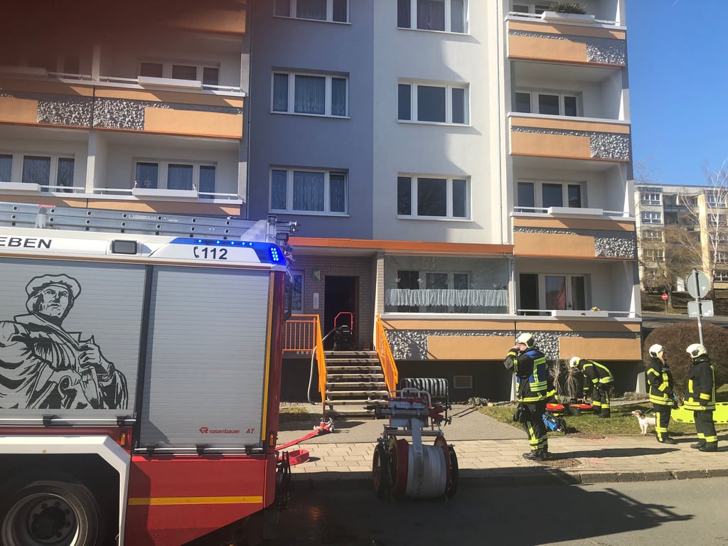 Feuerwehr im Einsatz in der Eisleber Kurt-Wein-Straße