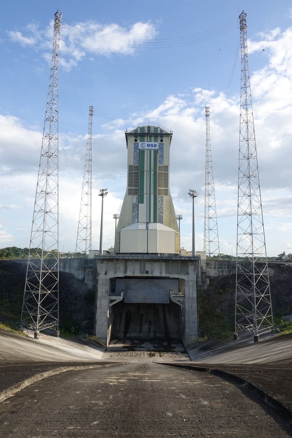 Die Sojus-Rakete wurde von der russischen Weltraumorganisation Roskosmos entwickelt. Als Reaktion auf EU-Sanktionen gegen Moskau setzte Russlands Raumfahrtbehörde die Zusammenarbeit bei Weltraumstarts in Kourou in Französisch-Guyana aus. Nun wird auch die Kooperation mit dem DLR aufgekündigt.