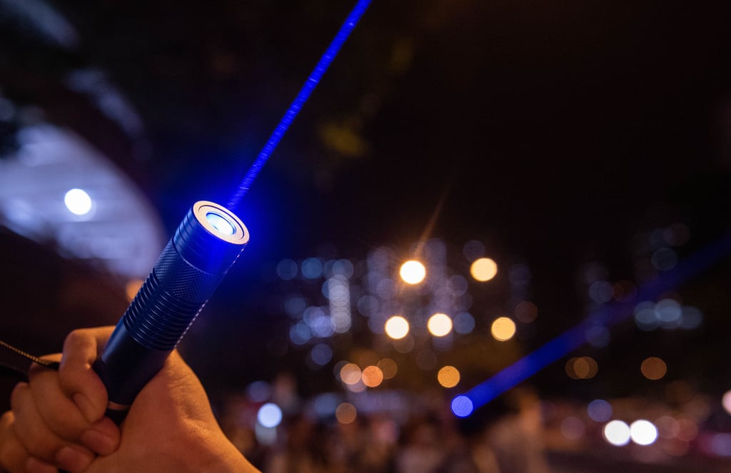 Ein blauer Laserpointer. (Symbolbild)