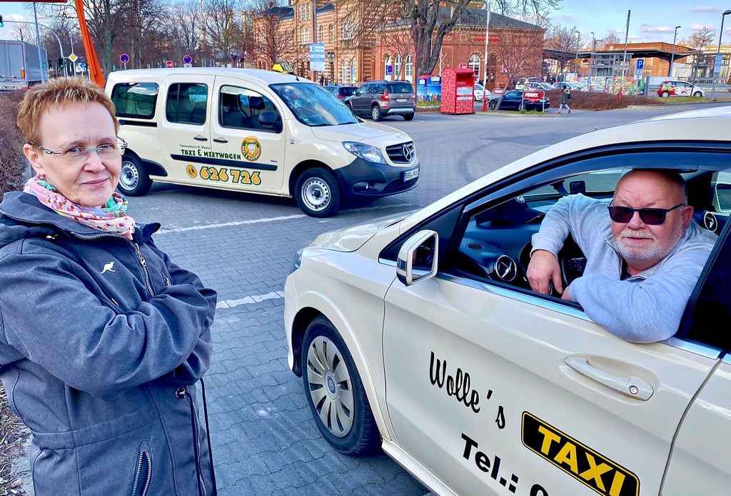 Marlies Wirth und Wolfram Judenhahn stehen noch regelmäßig mit ihren Taxen am Bernburger Bahnhof. Das könnte sich bald ändern.