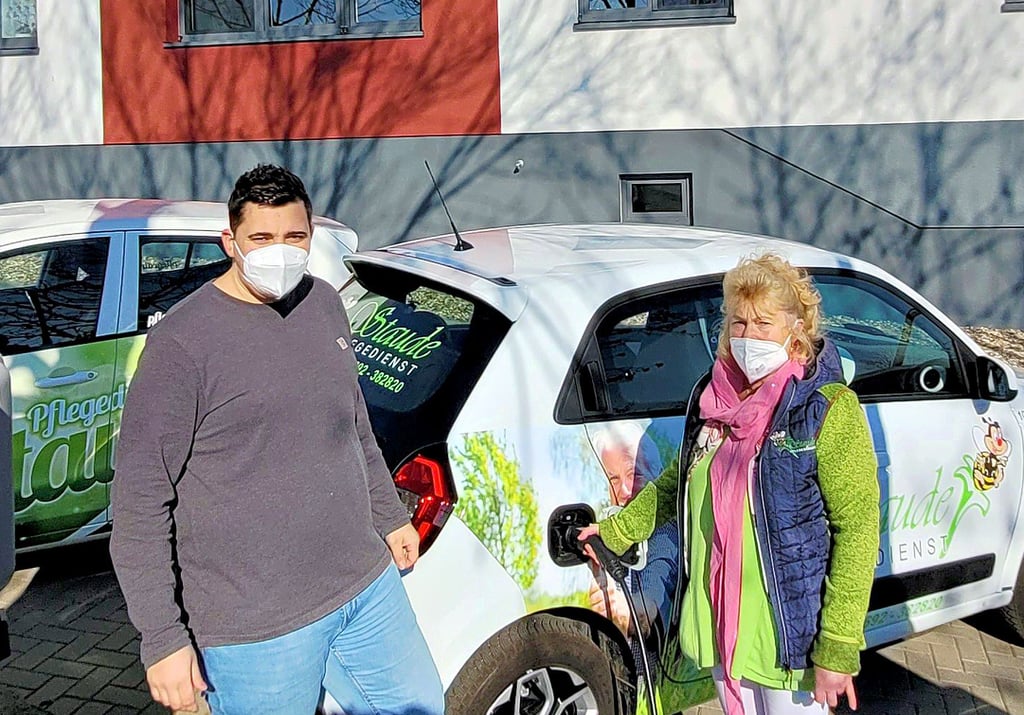 Sabine Fannrich, Mitarbeiterin des ambulanten Pflegedienstes Staude in Alsleben, nutzt die Elektroautos gerne für ihre Arbeit, die Matthias Staude der Belegschaft zur Verfügung stellt.