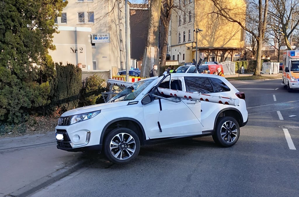 Das Auto der 61-Jährigen ist an einem Bahnübergang in Bochum von einer Bahnschranke durchbohrt worden.