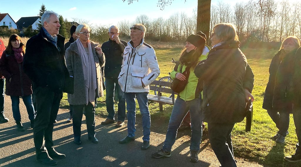 Am Weg von der Helmstedter Chaussee ins Magdeburger Wohngebiet „Zum Sauren Tal“ entwickelte sich eine lebhafte Diskussion von Bewohnern des Stadtteils, wie Freiflächen genutzt werden können.