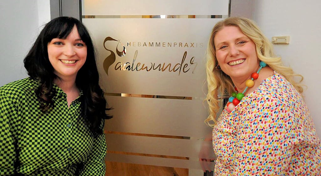Geschafft: Jennifer Staudte und Susann Zeitschel weihen coronabedingt in kleinem Rahmen ihre Hebammenpraxis ein.