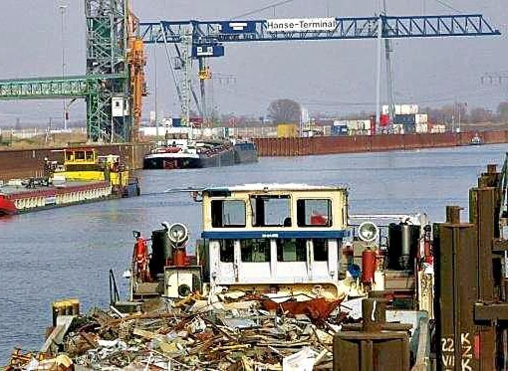Magdeburg war an der Entstehung der Hanse beteiligt. Die Zugehörigkeit zur Hanse wird in der zweiten Hälfte des 13. Jahrhunderts sehr bedeutsam. Der Wohlstand der Stadt gründete auf dem Magdeburger Stapelrecht, welches den Getreidehandel an der mittleren Elbe monopolisierte.