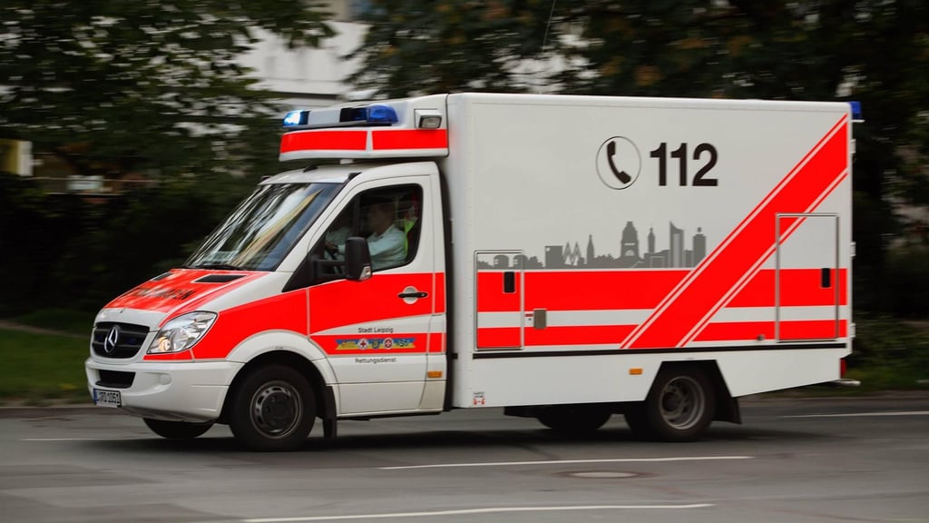 Ein Rettungswagen fährt in Leipzig zu einem Einsatzort.