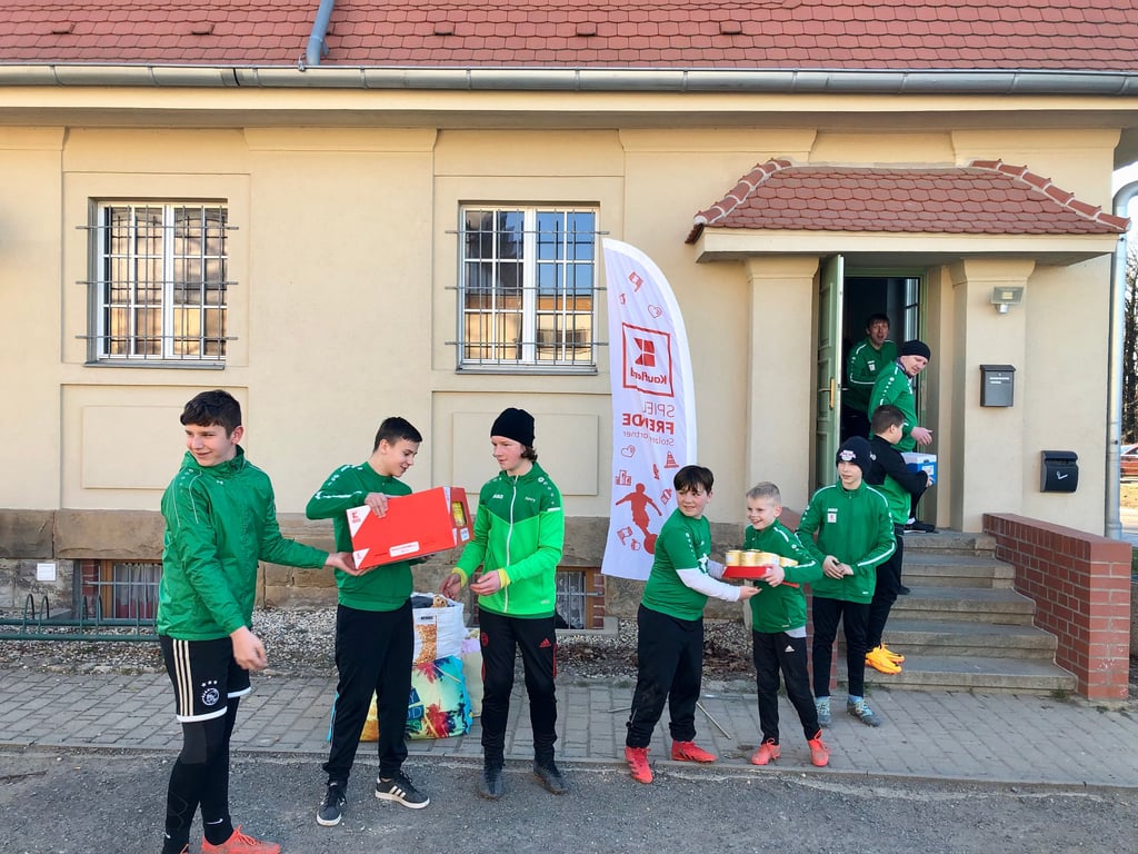 Mitglieder der Jugendmannschaften des FSV Grün-Gelb Osterfeld helfen beim Zwischenlagern von Spendengütern für die Ukraine in die Osterfelder Turnhalle.