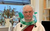 Johannes Schulz, Leiter der Intensivstation am Johanniter-Krankenhaus Stendal, trägt einen Beatmungshelm für Covid-Patienten.